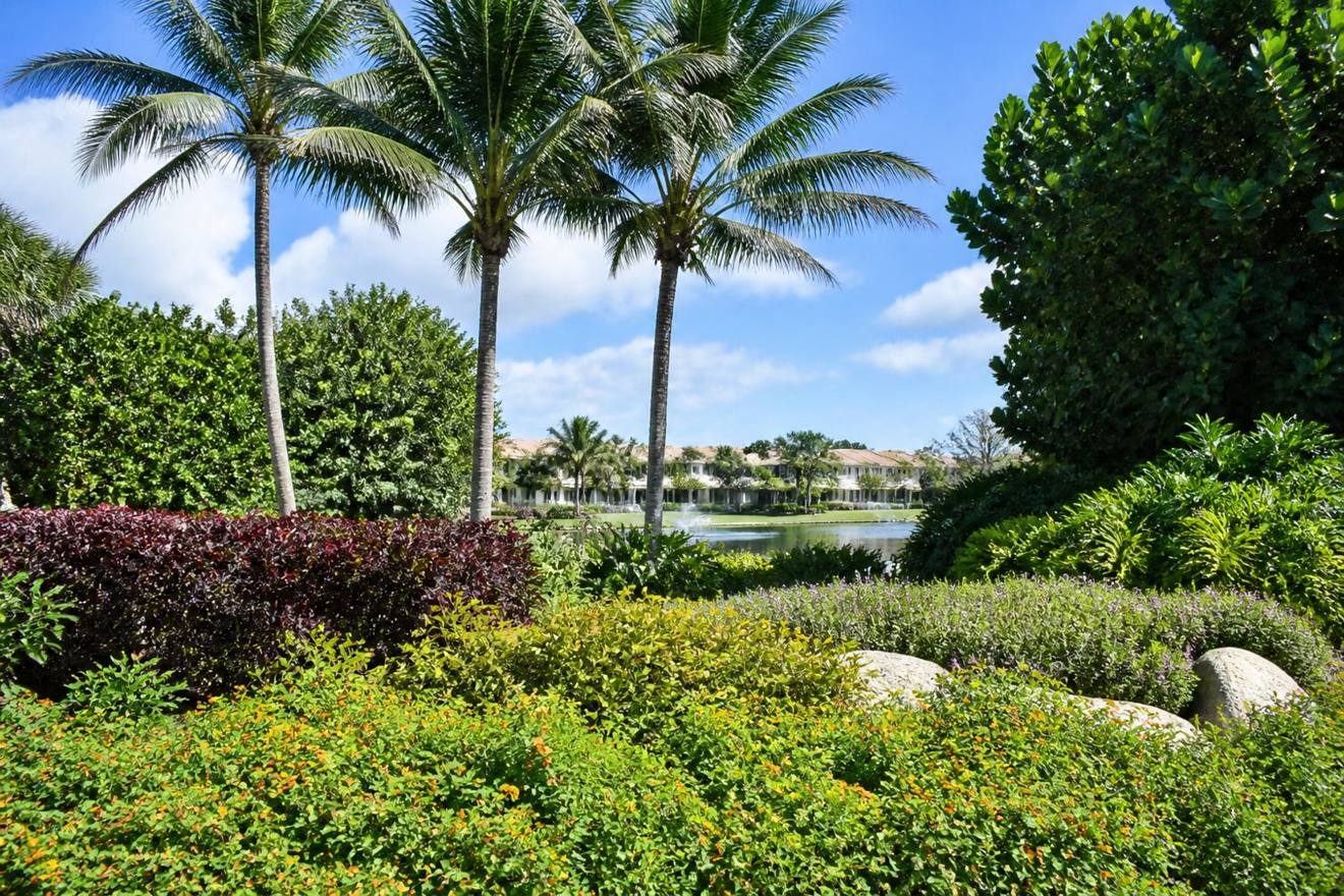 Streetscape and business district in Coconut Creek, Florida