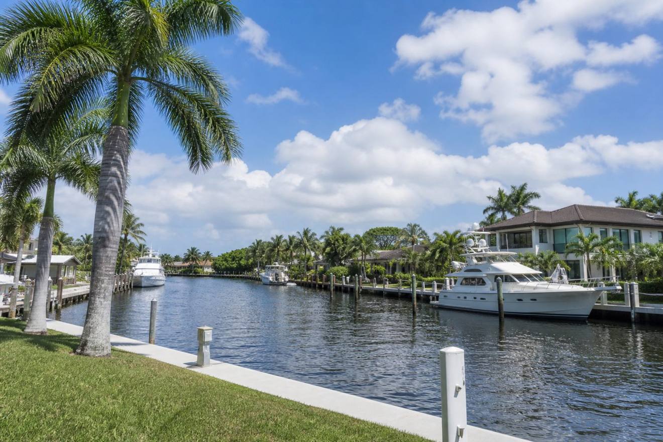 Streetscape and business district in Lighthouse Point, Florida